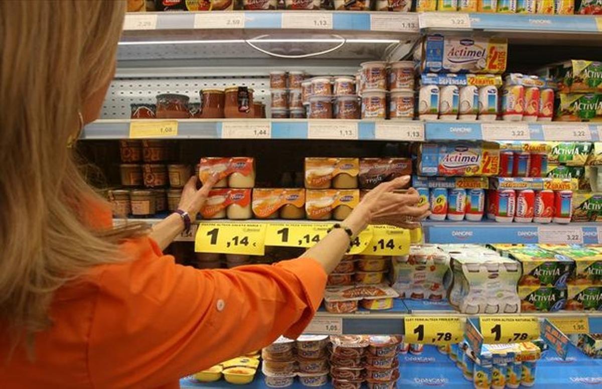 Yogures en un supermercado. Yogures en un supermercado.