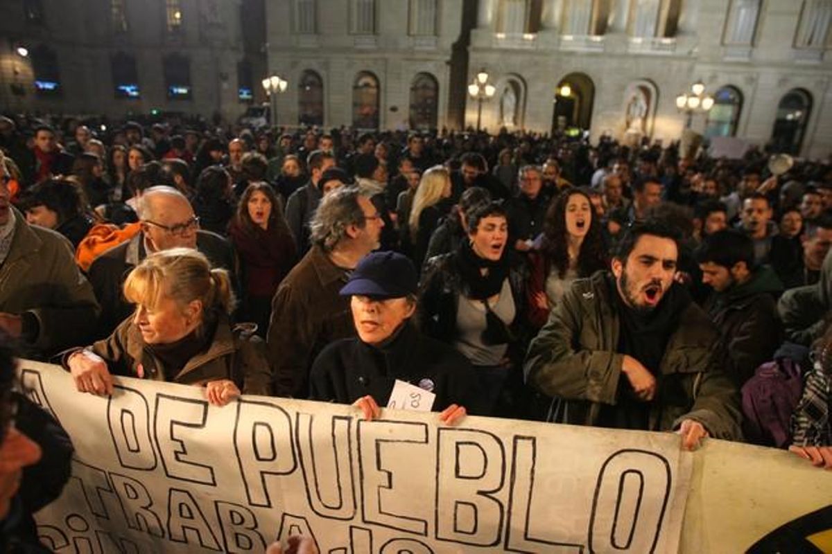 Inicio de las protestas en la plaza de Sant Jaume. Inicio de las protestas en la plaza de Sant Jaume.