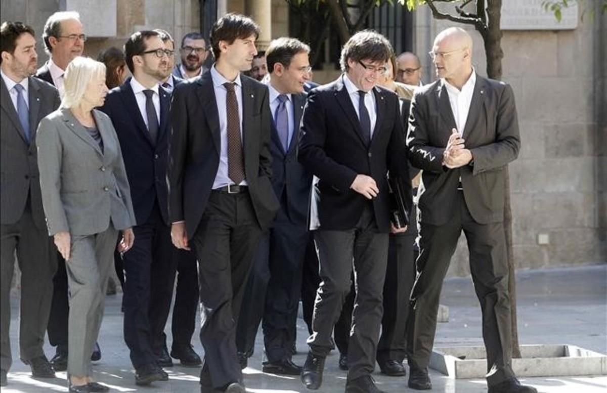 El ’president’ Carles Puigdemont conversa con el ’conseller’ d’Exteriors, Raül Romeva, junto a los delegados catalanes en el extranjero.