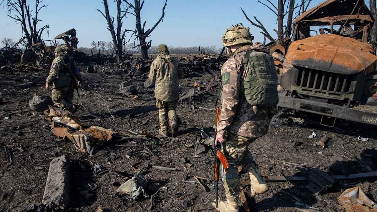 Soldados ucranianos inspeccionan vehículos militares rusos destruidos, cerca de la ciudad de Trostianets, en la región ucraniana de Sumy.
