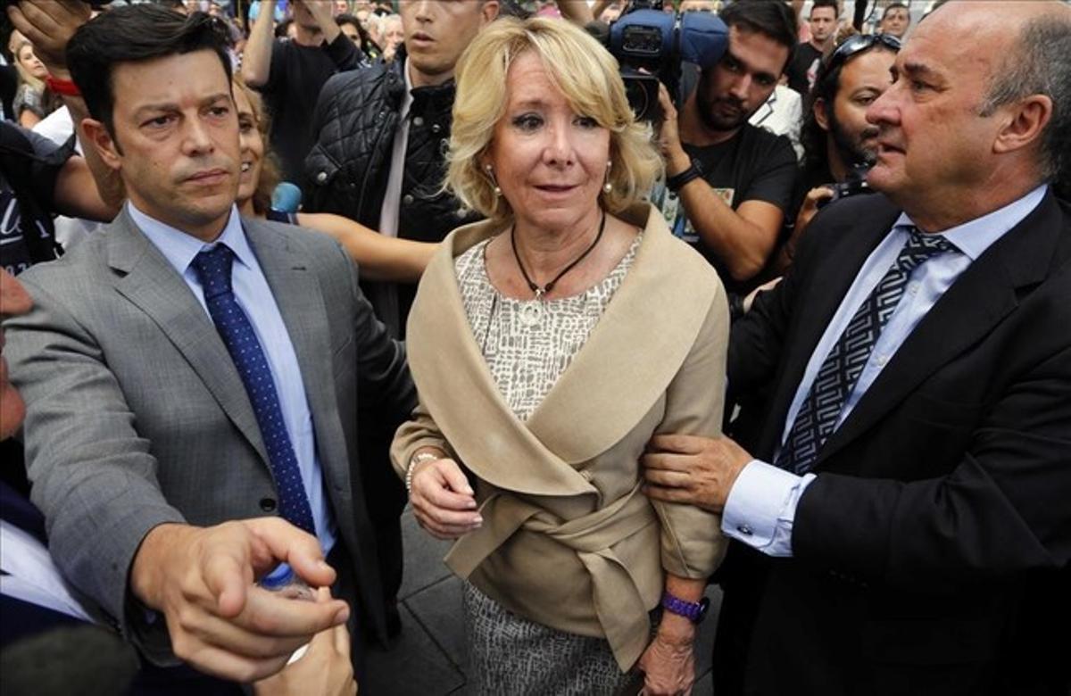 La presidenta del PP de Madrid, Esperanza Aguirre, en los juzgados de Plaza Castilla, junto a Beltrán Gutierrez Moliner (derecha). La presidenta del PP de Madrid, Esperanza Aguirre, en los juzgados de Plaza Castilla, junto a Beltrán Gutierrez Moliner (derecha).