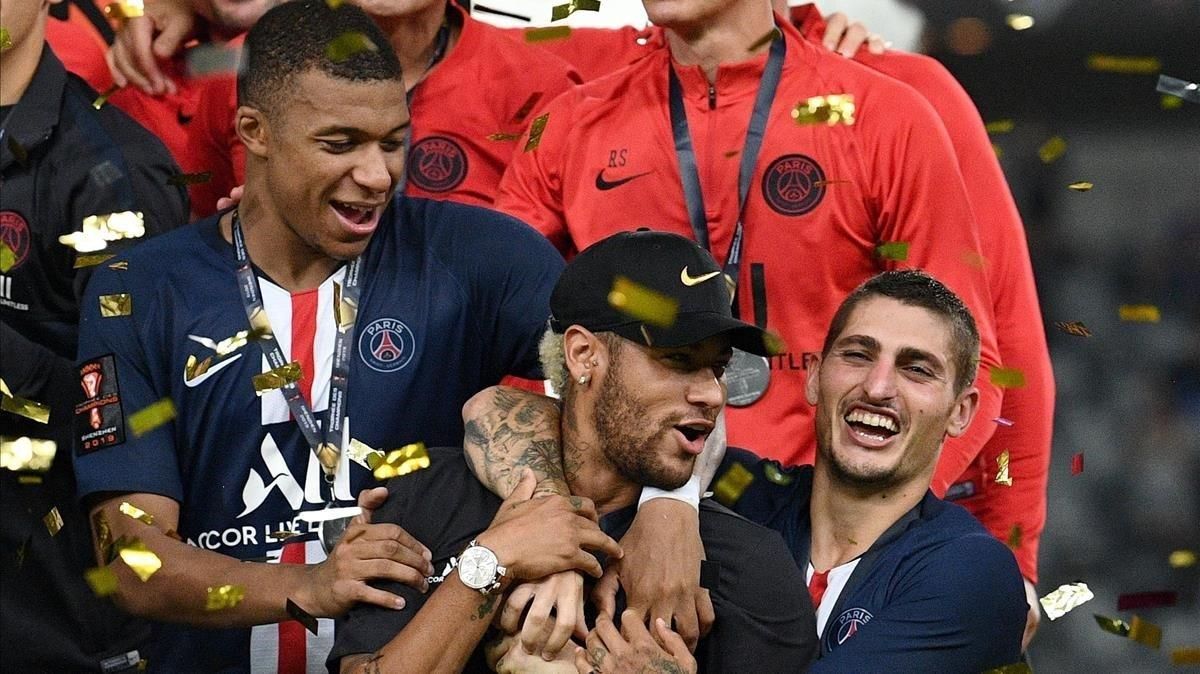 Neymar, abrazado por Mbappé y Verratti en la celebración de la Supercopa de Francia. Neymar, abrazado por Mbappé y Verratti en la celebración de la Supercopa de Francia.