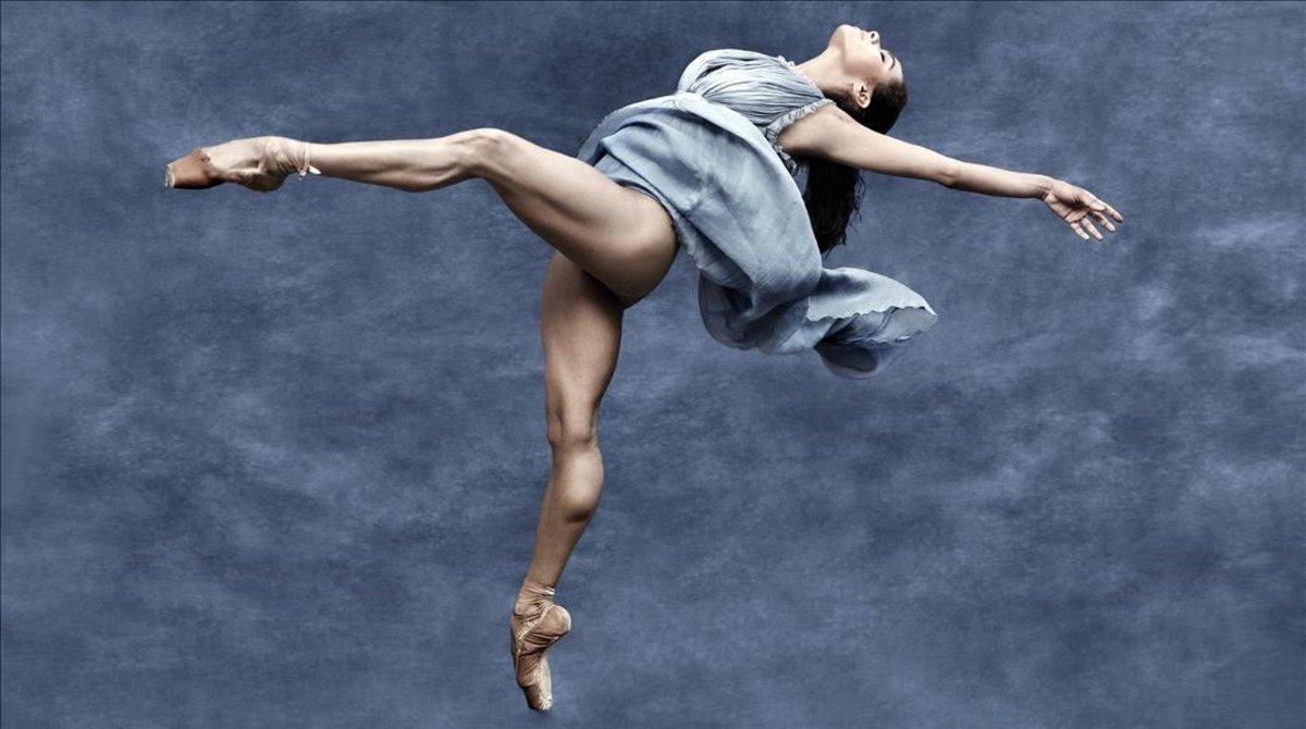 Misty Copeland baila para el calendario Pirelli 2019.