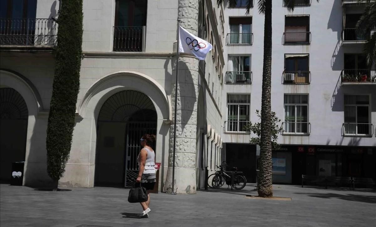 La bandera olímpica ondea en el Ayuntamiento de Badalona en reconocimiento a Mireia Belmonte. La bandera olímpica ondea en el Ayuntamiento de Badalona en reconocimiento a Mireia Belmonte.