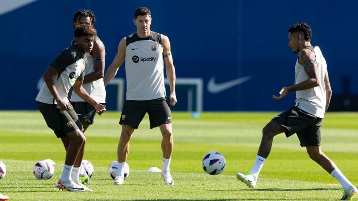 Lewandowski, De Jong, Pedri, Koundé y Raphinha entrenan con el grupo │ VÍDEO