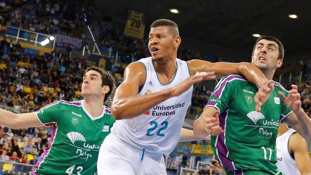 El pívot del Unicaja Shermadini pugna con el madridista Tavares en una acción del partido El pívot del Unicaja Shermadini pugna con el madridista Tavares en una acción del partido