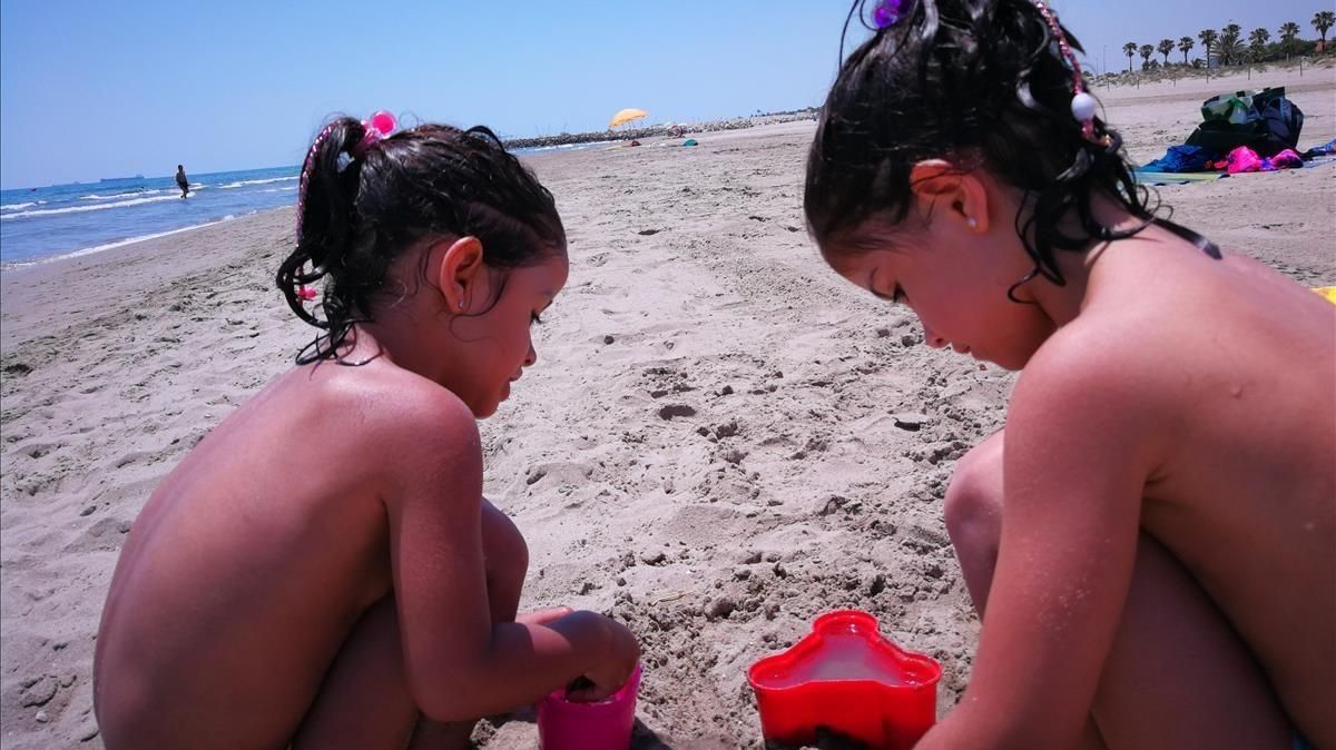 Dos niñas juegan en una playa de Benicàssim (Castellón), a finales de junio. Dos niñas juegan en una playa de Benicàssim (Castellón), a finales de junio.