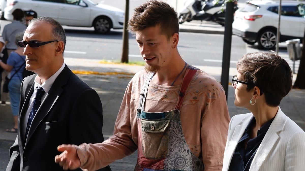Tauri Ruusalu, en el centro, junto con su abogada, este miércoles antes de entrar en la Ciutat de la Justícia en Barcelona. Tauri Ruusalu, en el centro, junto con su abogada, este miércoles antes de entrar en la Ciutat de la Justícia en Barcelona.