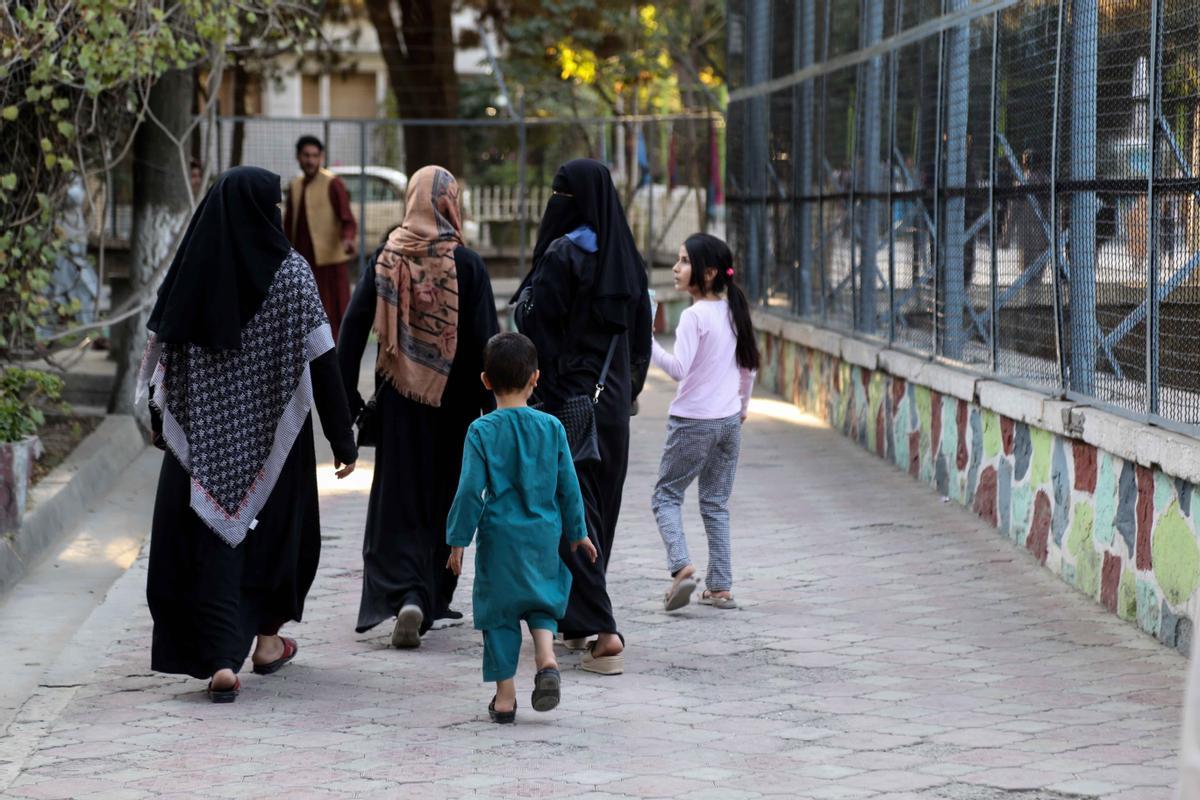 Un familia afgana pasea por las calles de Kabul Un familia afgana pasea por las calles de Kabul