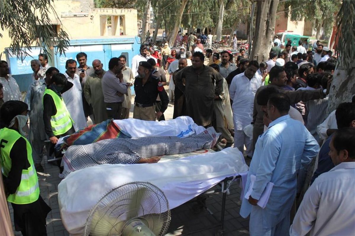 Varios cuerpos de las personas asesinadas por un curandero en Sargodha, Pakistán. Varios cuerpos de las personas asesinadas por un curandero en Sargodha, Pakistán.