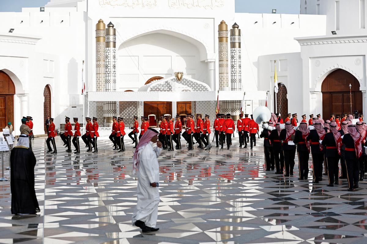 La guarda real de Bahréin se prepara para recibir al papa Francisco, este jueves en Manama.