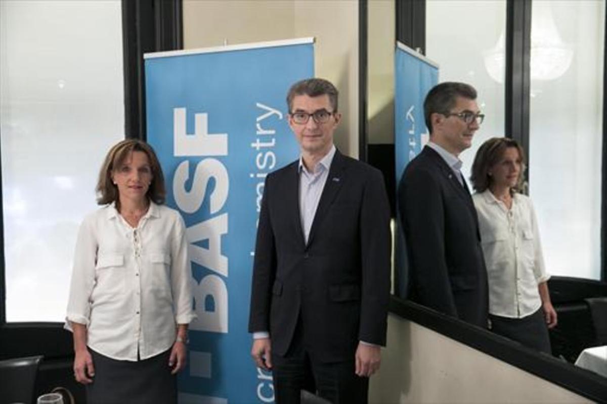 Carles Navarro, director general de Basf Española, y Anne Berg, directora de producción de Basf.