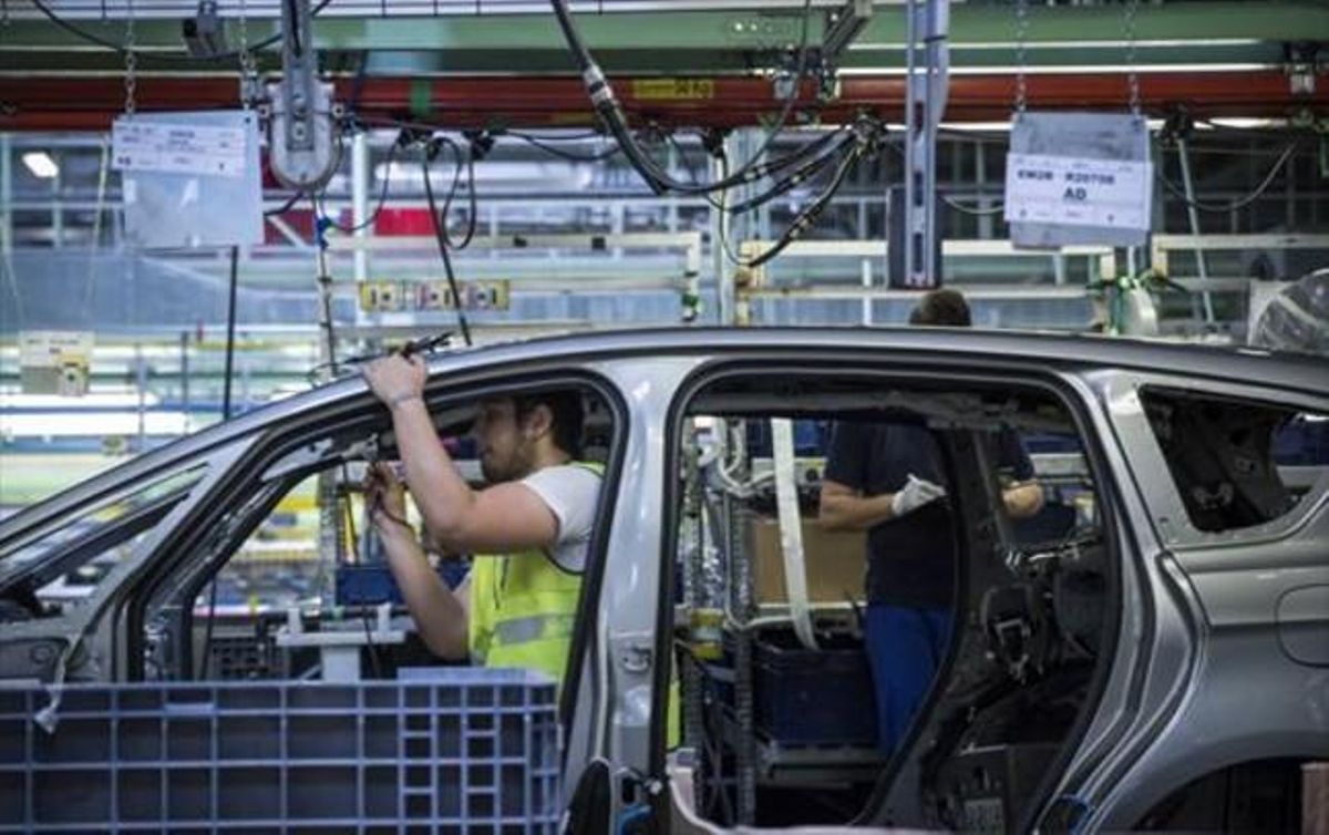 Trabajadores en la cadena de montaje de la fábrica de Ford en Almussafes. Trabajadores en la cadena de montaje de la fábrica de Ford en Almussafes.