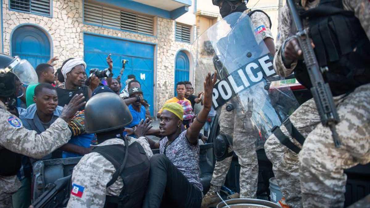 Miembros de la policía detienen a un hombre durante unas protestas para forzar la renuncia del presidente de Haití, Jovenel Moïse, en Puerto Príncipe (Haití), el 7 de febrero de 2021.