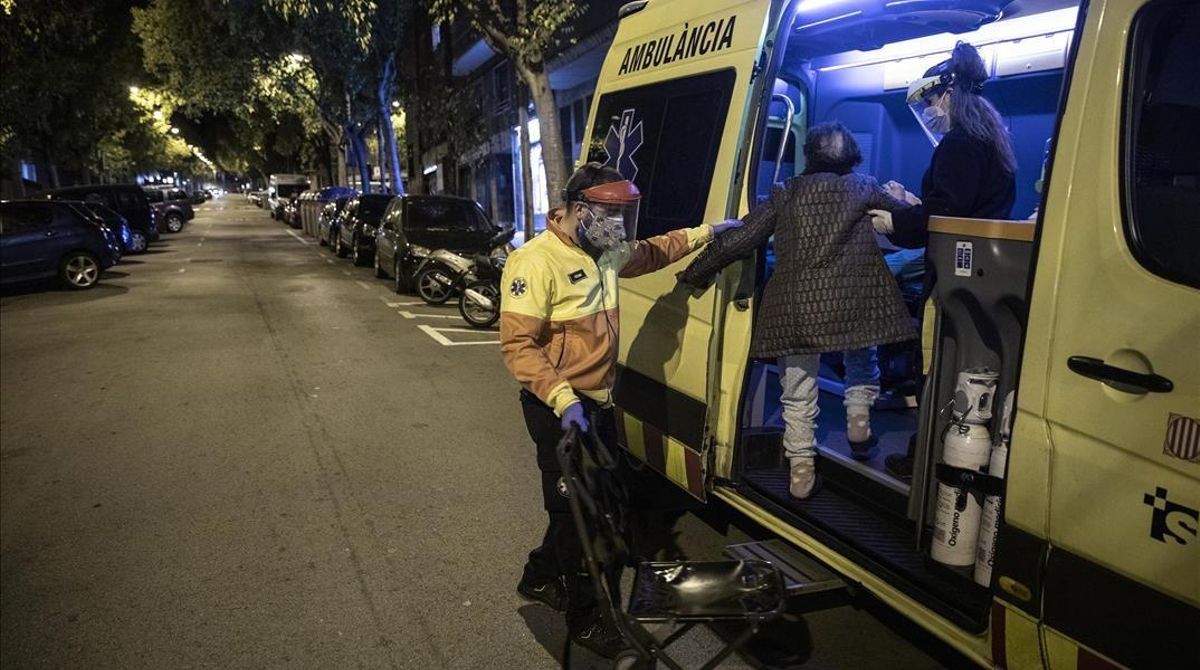 Una ambulancia del SEM atiende a un paciente en Barcelona. Una ambulancia del SEM atiende a un paciente en Barcelona.