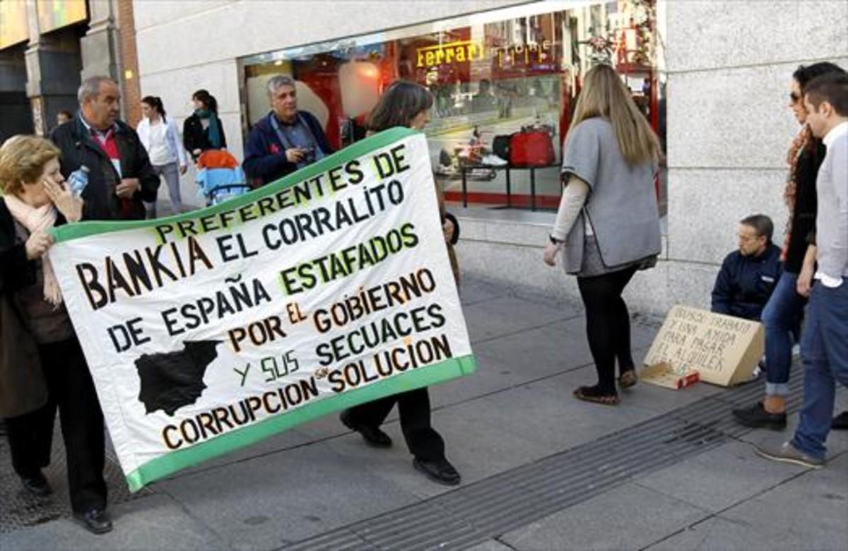 Afectados por las preferentes protestan en Madrid, en marzo del 2013.