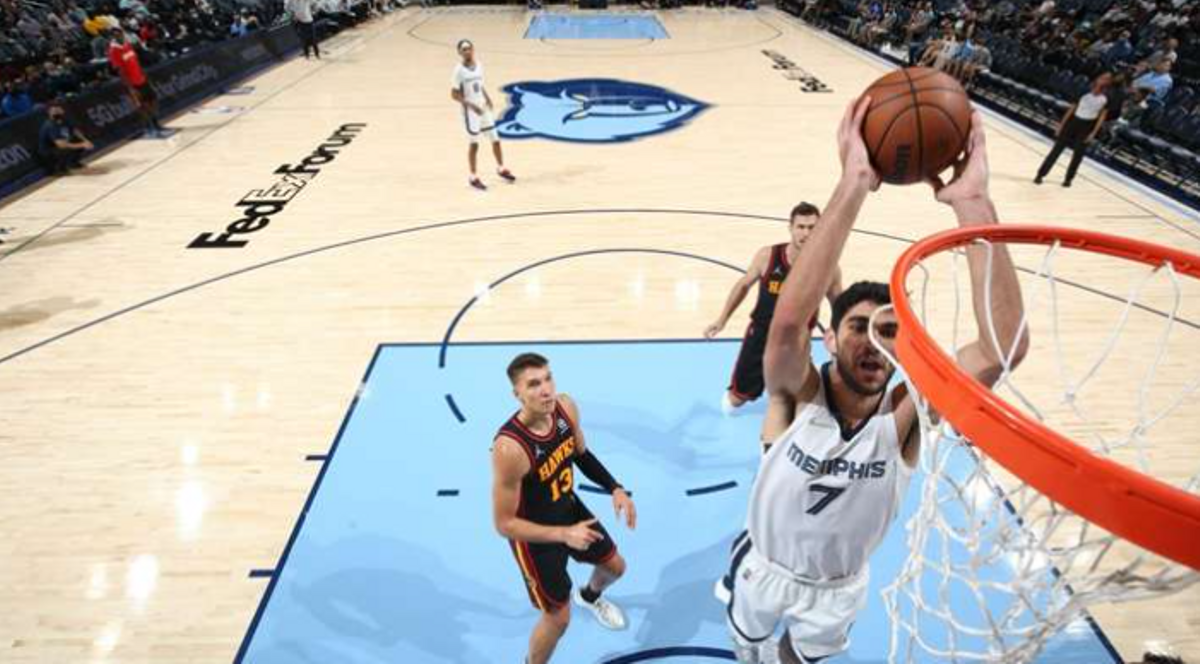 Santi Aldama hace un mate en el partido frente a los Hawks Santi Aldama hace un mate en el partido frente a los Hawks
