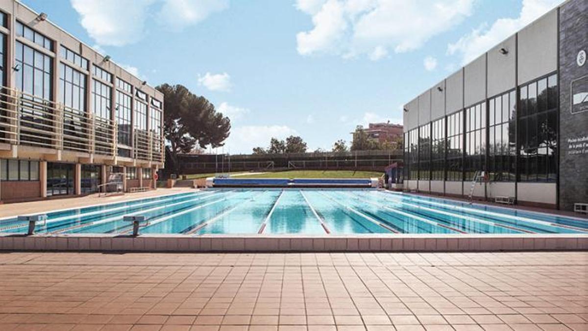 Imagen de archivo de una piscina municipal de L’Hospitalet de Llobregat.