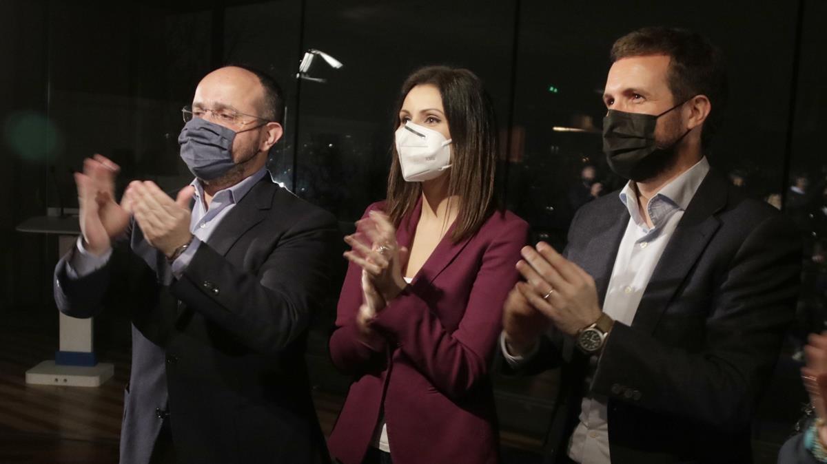 El presidente del PP, Pablo Casado, junto a la número dos por Barcelona al 14-F, Lorena Roldán y el candidato a la Presidència, Alejandro Fernández. El presidente del PP, Pablo Casado, junto a la número dos por Barcelona al 14-F, Lorena Roldán y el candidato a la Presidència, Alejandro Fernández.