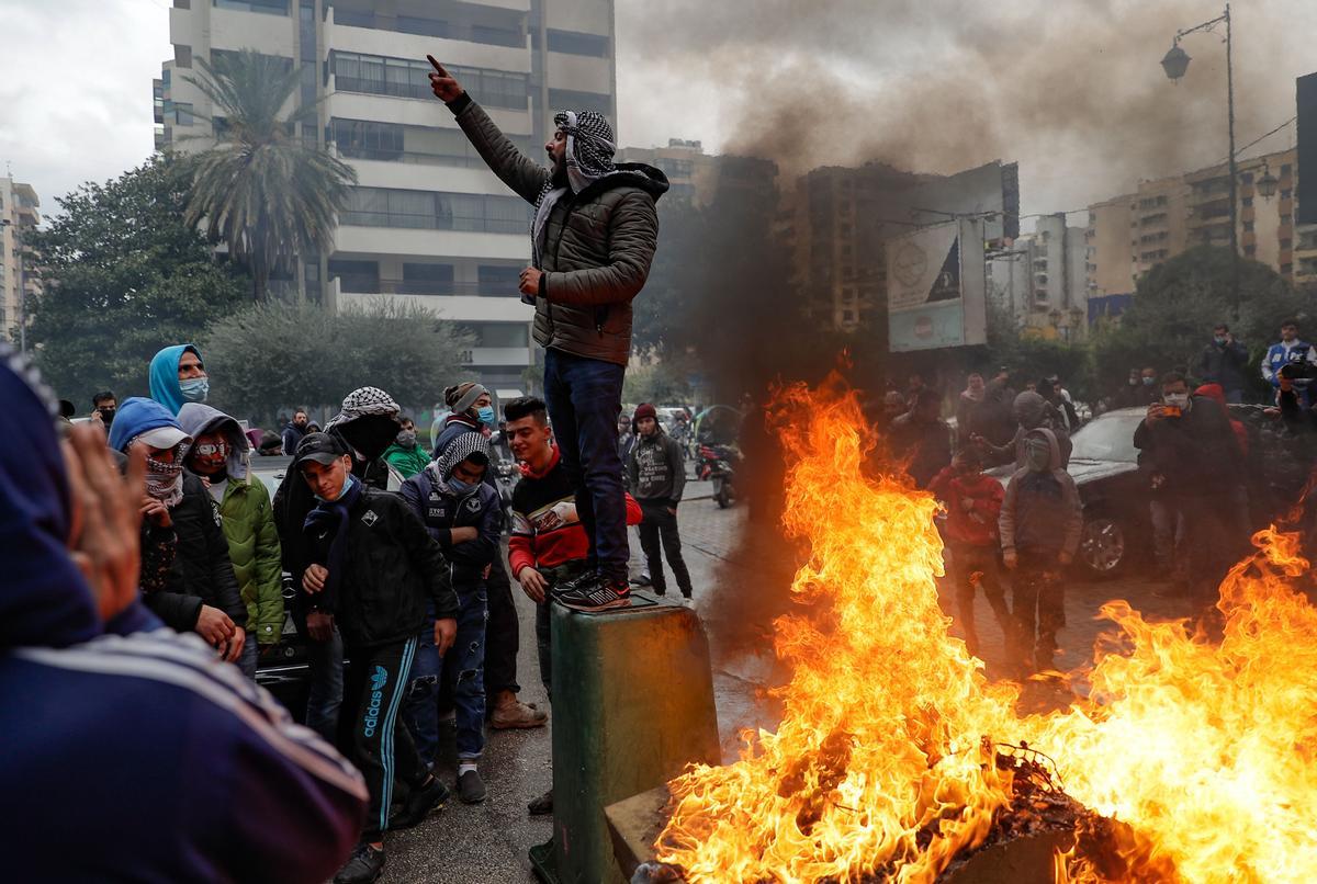 Un grupo de manifestantes en plena protesta en la ciudad libanesa de Trípoli. Un grupo de manifestantes en plena protesta en la ciudad libanesa de Trípoli.
