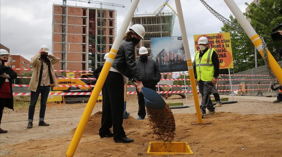 Colau, pala en ristre, durante la colocación de la primera piedra de una promoción de vivienda pública de alquiler, el pasado 14 de mayo en la Marina del Prat Vermell. Colau, pala en ristre, durante la colocación de la primera piedra de una promoción de vivienda pública de alquiler, el pasado 14 de mayo en la Marina del Prat Vermell.