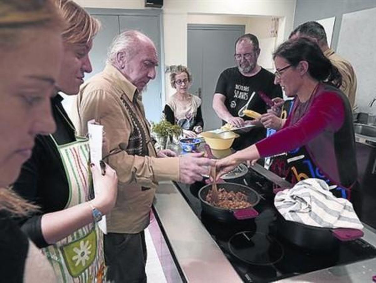 Clase del ’Espai Cuina’m’ del mercado Vall d’Hebron, el año pasado. Clase del ’Espai Cuina’m’ del mercado Vall d’Hebron, el año pasado.
