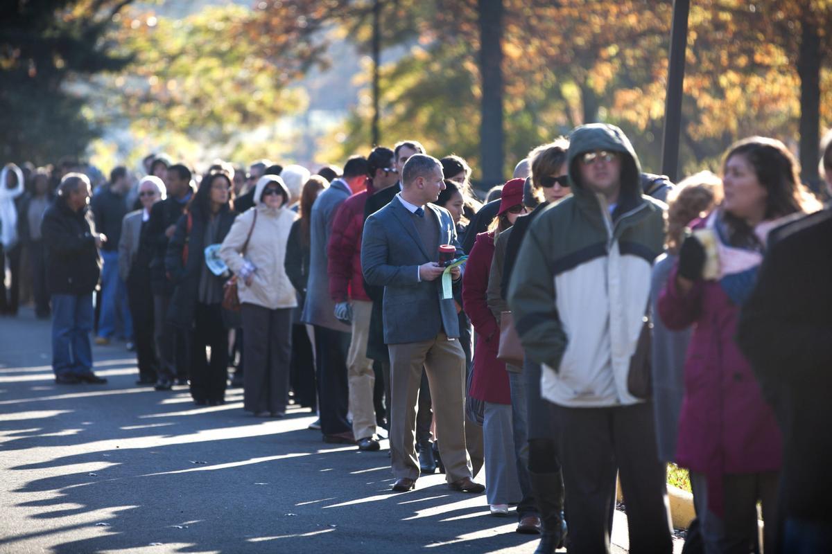 Habitantes de Virginia hacen cola para ejercer su derecho al voto en las elecciones a la presidencia de Estados Unidos.. 