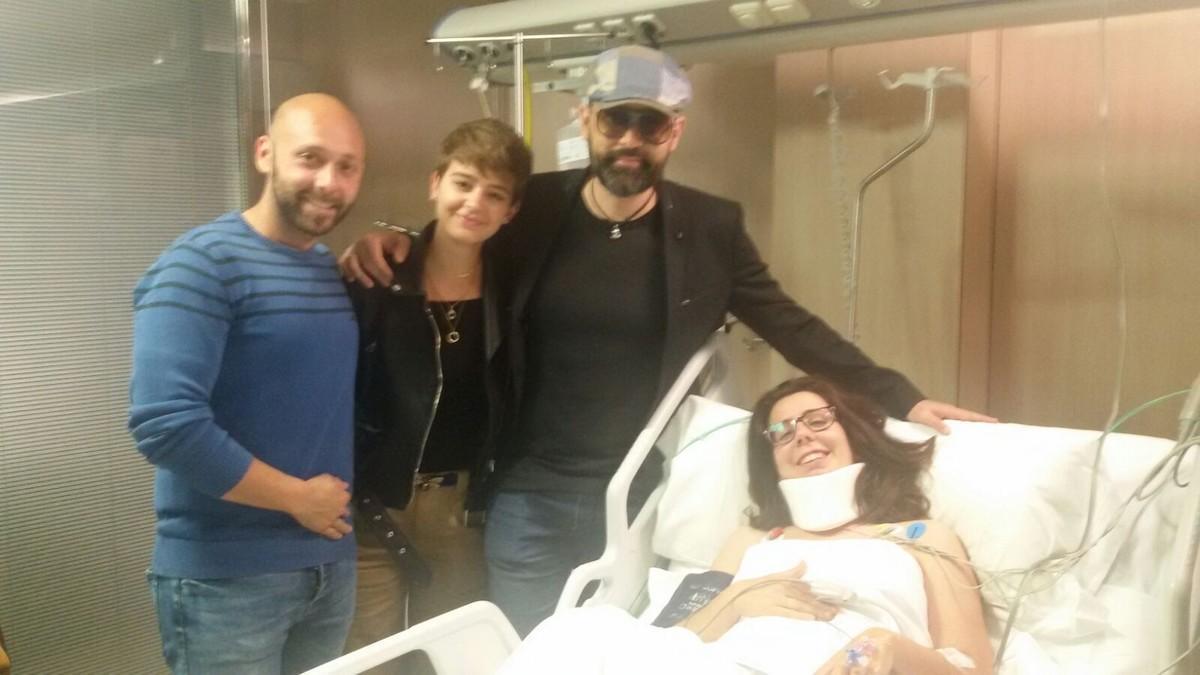 Risto Mejide y su esposa, Laura Escanes, con Joel Manrique y su novia Gloria, que resultó herida al caer la grada durante la grabación de ’Chester’.
