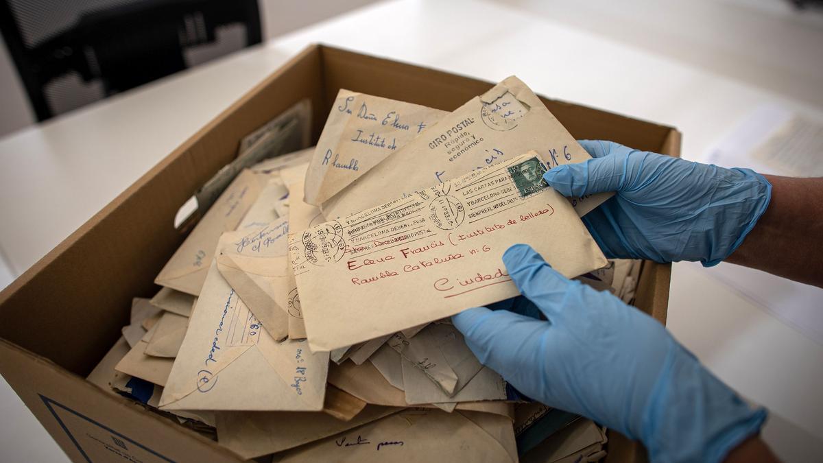 Algunas de las cartas dirigidas a Elena Francis conservadas en el Arxiu Comarcal del Baix Llobregat.