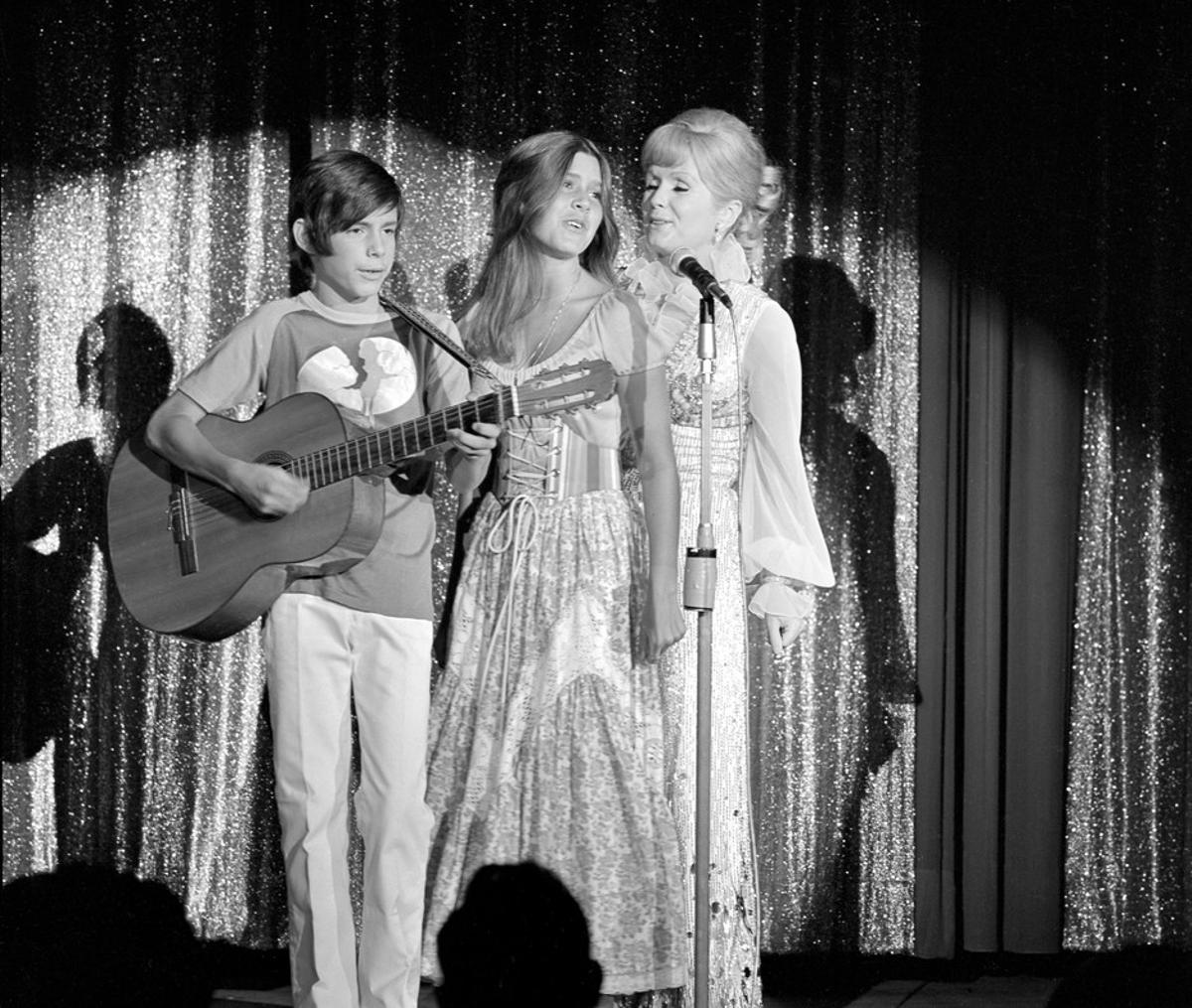  Debbie Reynolds, junto a Carrie y Todd Fisher, en un espectáculo en Las Vegas, en 1971.