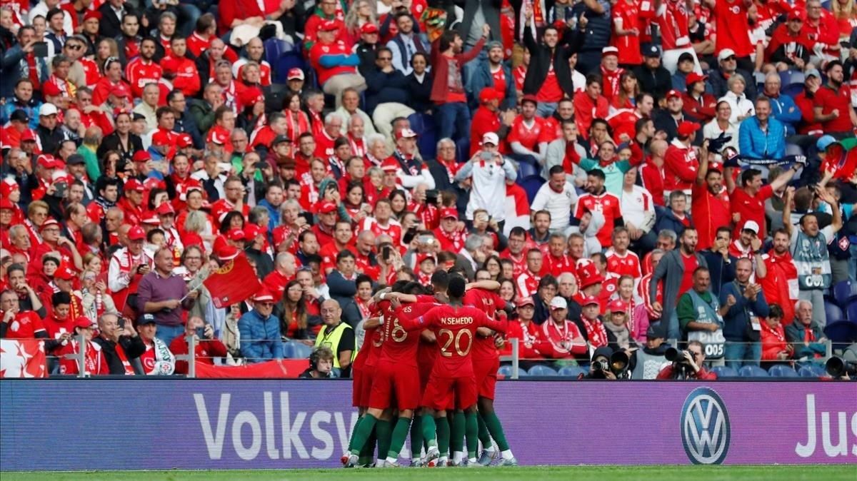 Cristiano Ronaldo, rodeado de sus compañeros portugueses tras marcar el primer gol. Cristiano Ronaldo, rodeado de sus compañeros portugueses tras marcar el primer gol.