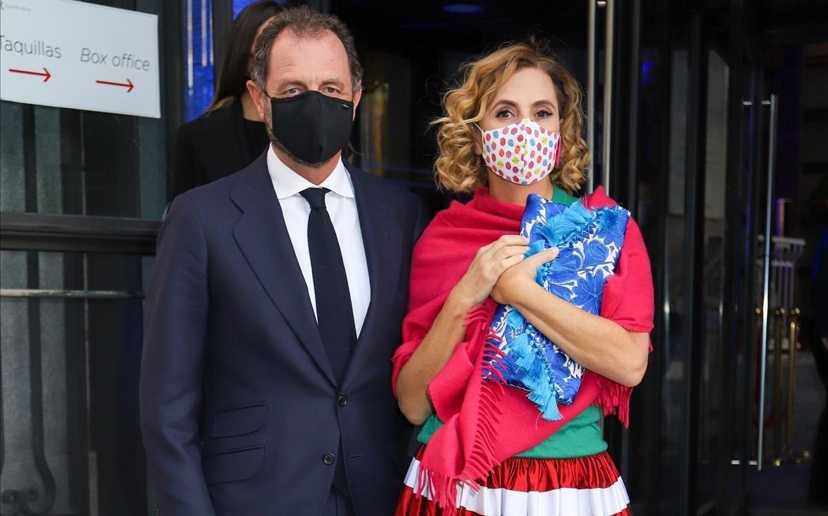 Ágatha Ruiz de la Prada y Luis Gasset. a su llegada al Teatro Real.