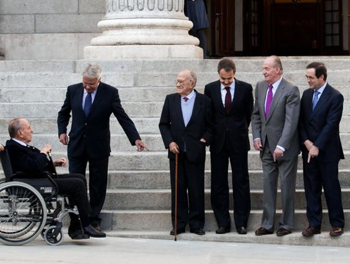 Fraga, en silla de ruedas, junto a Felipe González, Santiago Carrillo, José Luis Rodríguez Zapatero, el Rey y José Bono, el pasado 23 de febrero, a las puertas del Congreso, con motivo del 30º aniversario del 23-F. Fraga, en silla de ruedas, junto a Felipe González, Santiago Carrillo, José Luis Rodríguez Zapatero, el Rey y José Bono, el pasado 23 de febrero, a las puertas del Congreso, con motivo del 30º aniversario del 23-F.