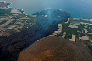 La lava del volcán crea playas en La Palma