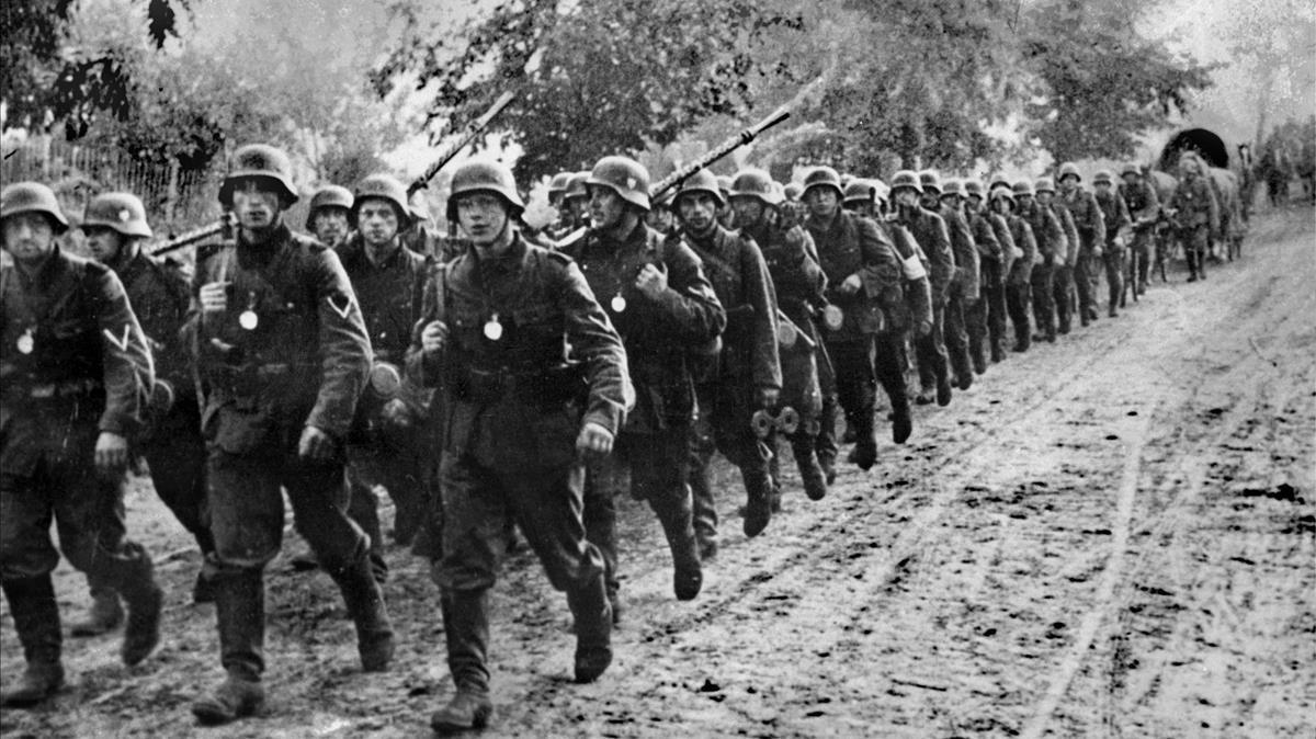 Tropas alemanas entrando en Polonia en septiembre de 1939 en la llamada guerra relámpago de Hitler.