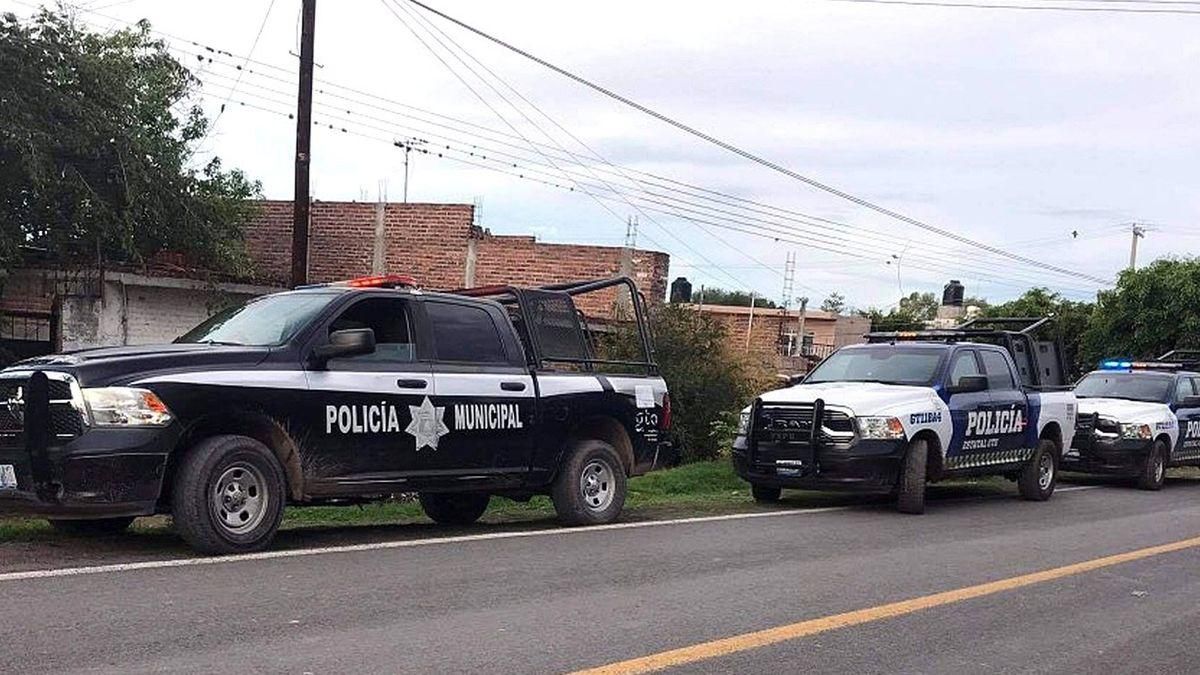 La policía acude a la escena de los hechos. La policía acude a la escena de los hechos.