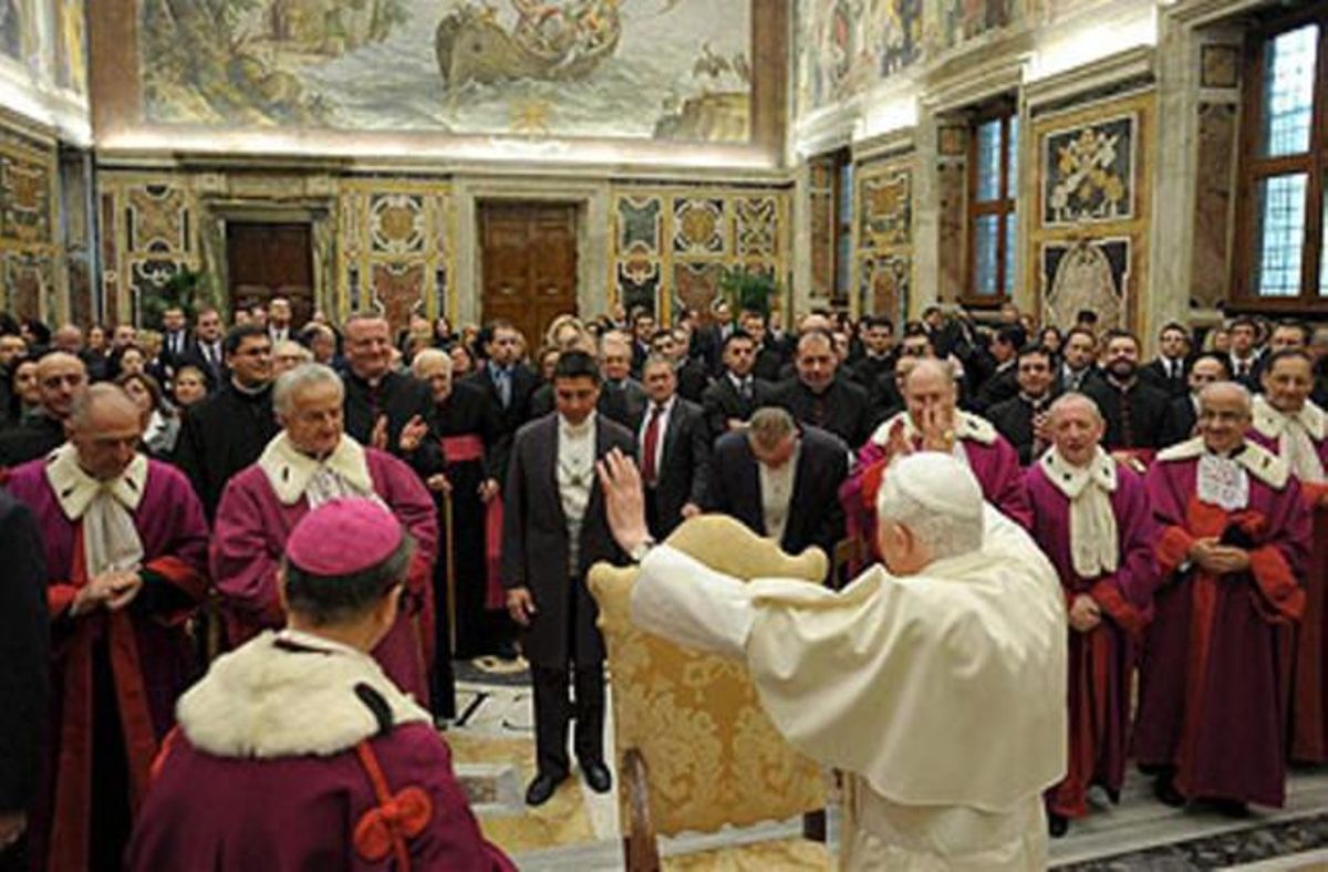 El papa Benedicto XVI saluda a los integrantes del Tribunal de la Rota. El papa Benedicto XVI saluda a los integrantes del Tribunal de la Rota.