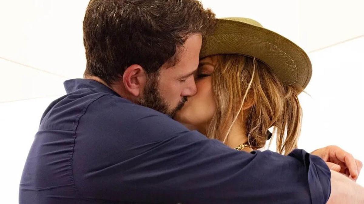 El fogoso beso entre Jennifer López y Ben Affleck con el que confirman su amor El fogoso beso entre Jennifer López y Ben Affleck con el que confirman su amor