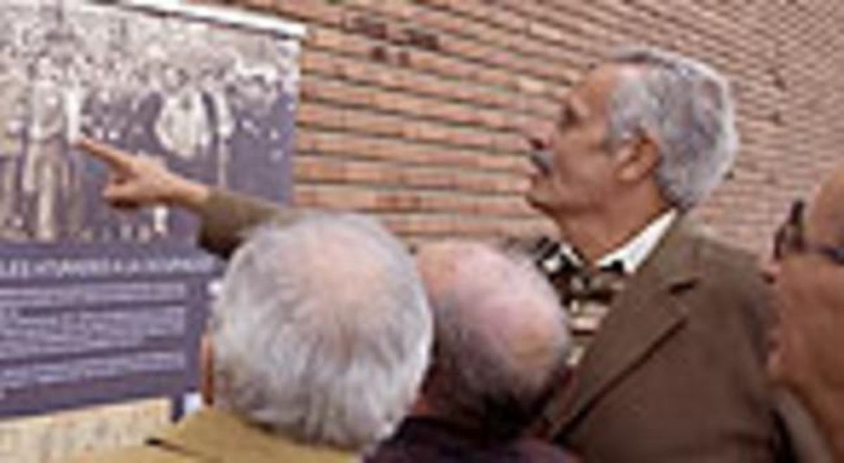 Miembros del Memorial Democrático de Seat, ayer, en el lugar en el que mataron a Antonio Ruiz Villalba. Miembros del Memorial Democrático de Seat, ayer, en el lugar en el que mataron a Antonio Ruiz Villalba.
