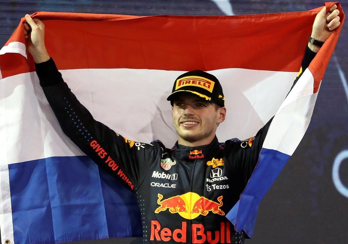 El piloto neerlandés Max Verstappen (Red Bull Racing) celebra en el podio tras vencer en el Gran Premio de Abu Dhabi y proclamarse campeón del mundo en el circuito de Yas Marina en Abu Dhabi. EFE/Ali Haider
