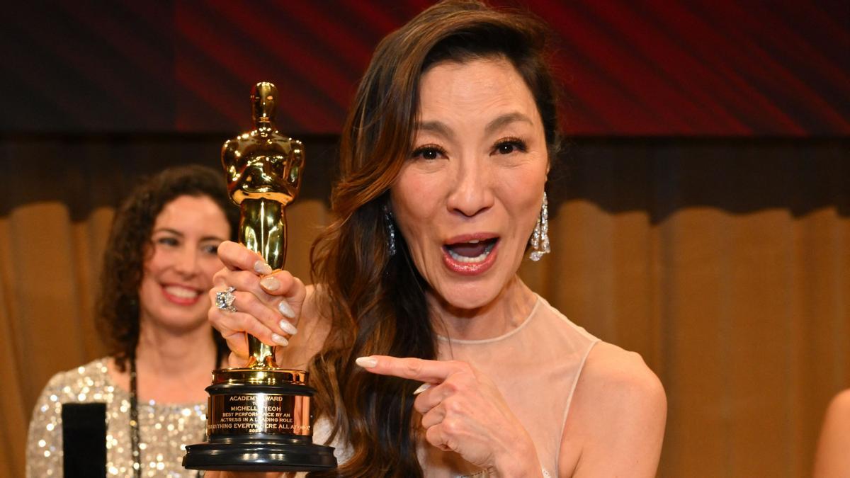 La actriz Michelle Yeoh señala su Oscar como mejor actriz por ’Todo a la vez en todas partes’.