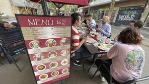 Los menús de mediodía de menos de 12 euros se extinguen en Barcelona