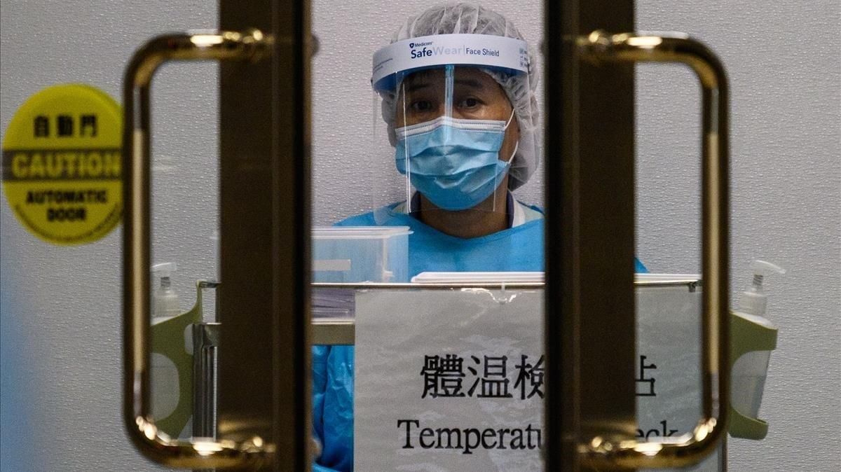 Un sanitario, en un control para medir la temperatura corporal en el Hospital Princesa Margarita de Hong Kong, el pasado 4 de febrero. Un sanitario, en un control para medir la temperatura corporal en el Hospital Princesa Margarita de Hong Kong, el pasado 4 de febrero.