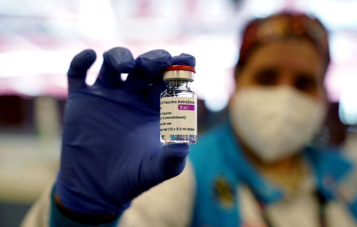Un sanitario con la vacuna de AstraZeneca. Un sanitario con la vacuna de AstraZeneca.
