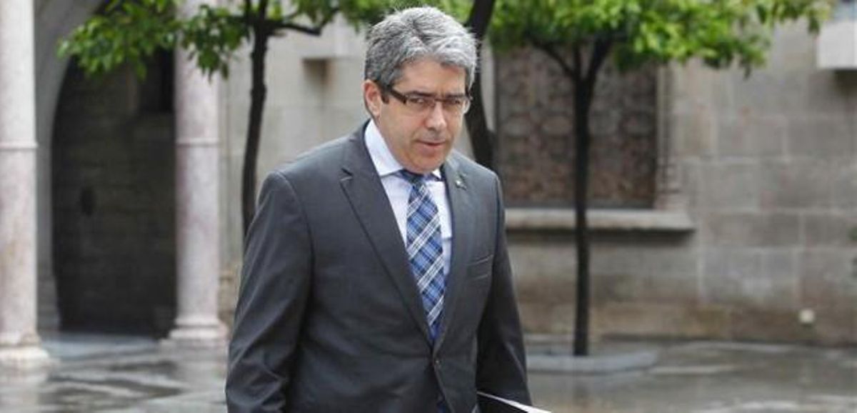 El ’conseller’ Francesc Homs, este martes, a su llegada a la reunión del Consell Executiu en el palau de la Generalitat. El ’conseller’ Francesc Homs, este martes, a su llegada a la reunión del Consell Executiu en el palau de la Generalitat.