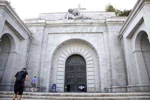 Visitantes en la puerta de entrada a la basílica de la Santa Cruz del Valle de los Caídos, en San Lorenzo de El Escorial (Madrid).