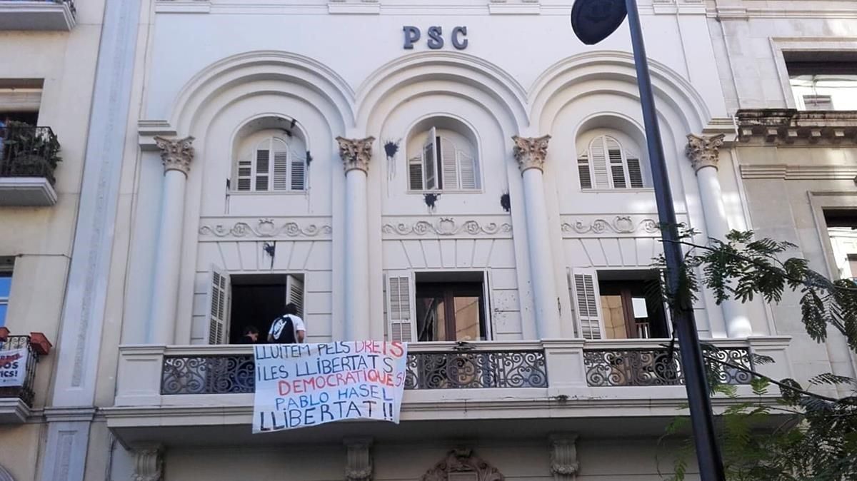 Pancarta en el balcón del PSC de Lleida pidiendo libertad para el rapero Pablo Hasél. Pancarta en el balcón del PSC de Lleida pidiendo libertad para el rapero Pablo Hasél.