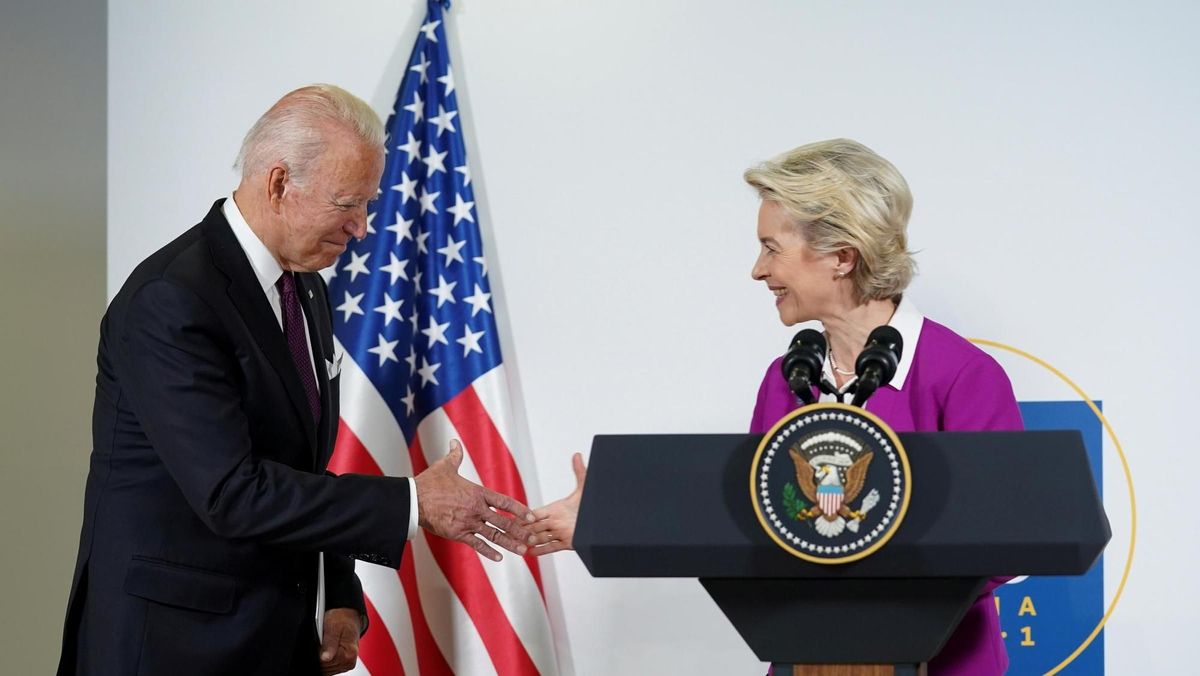 Biden saluda a la presidenta de la Comisión Europea durante una rueda de prensa en Roma. Biden saluda a la presidenta de la Comisión Europea durante una rueda de prensa en Roma.