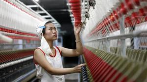 Un trabajador en una fábrica textil china en Huaibei.
