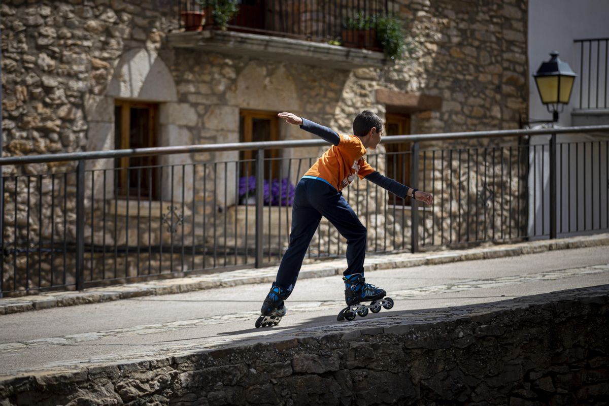 Un niño, patinando por las calles de un pueblo de Valencia, en mayo del 2020. Un niño, patinando por las calles de un pueblo de Valencia, en mayo del 2020.